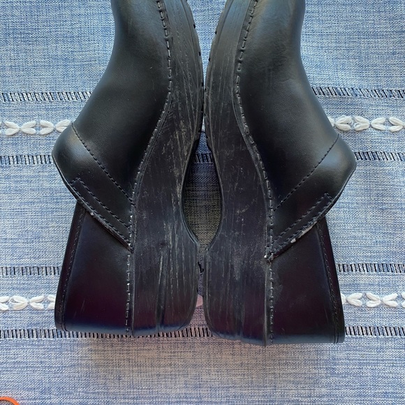 Dansko Women’s Clogs size 39, medium width - Picture 4 of 6